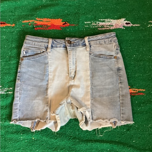 Judy Blue Pants - Judy Blue Contrast Panel Jean Shorts-SZ L
Waist 14”
Inseam 3”